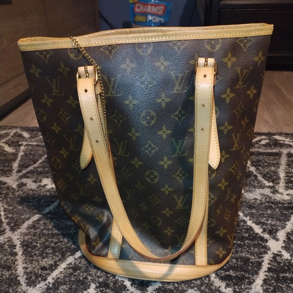 Like New Authentic Women Louis Vuitton Bucket Bag